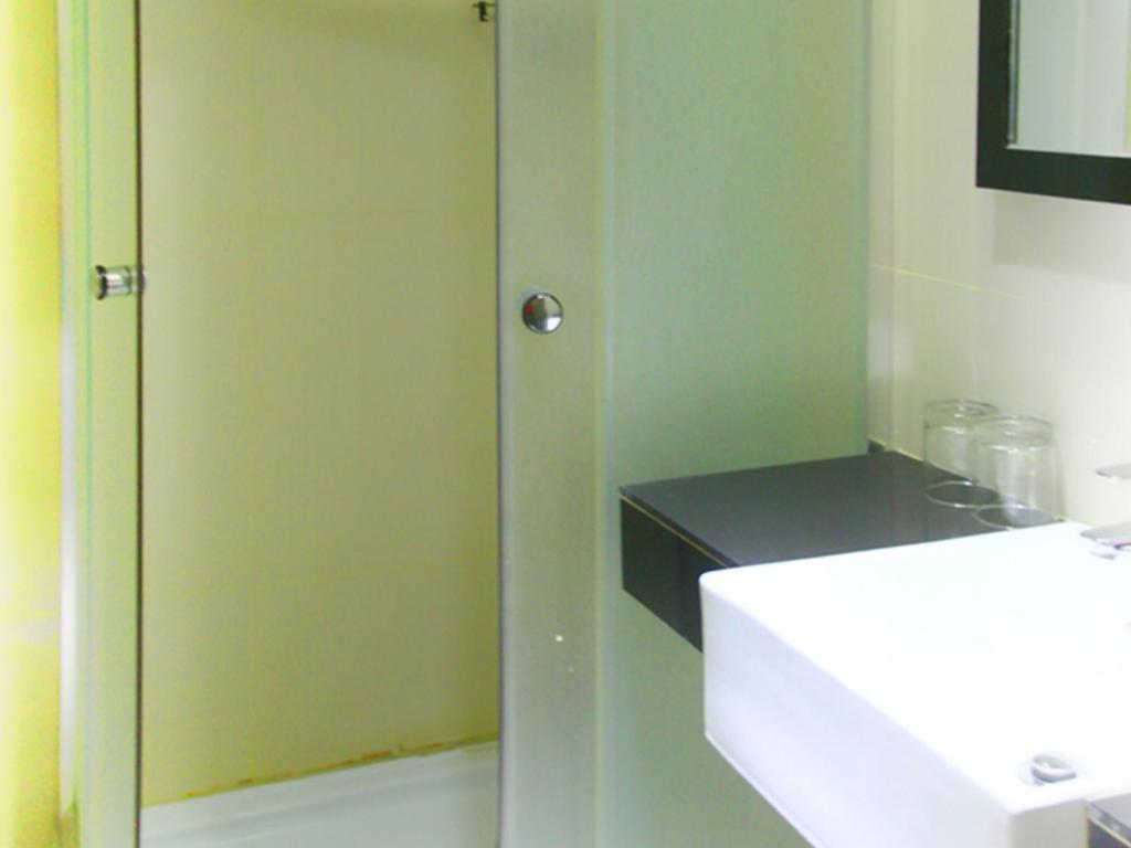 Dragon Inn Kendari Room photo