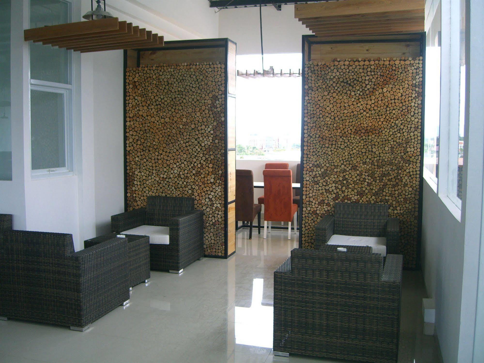 Dragon Inn Kendari Exterior photo