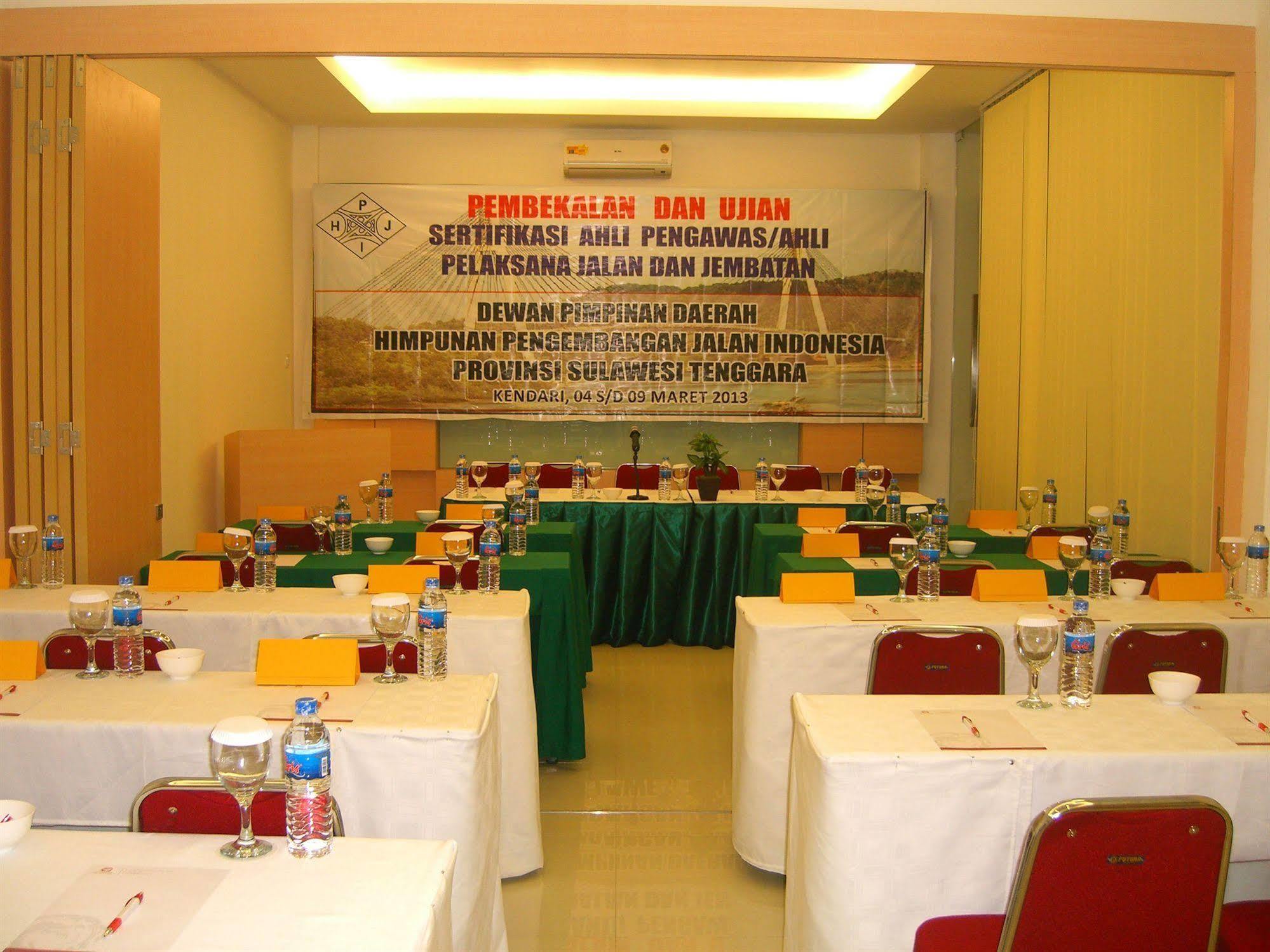 Dragon Inn Kendari Exterior photo