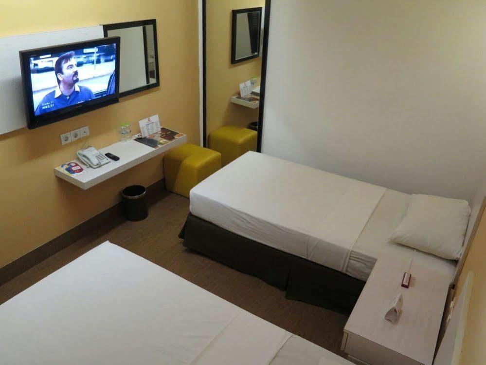 Dragon Inn Kendari Exterior photo